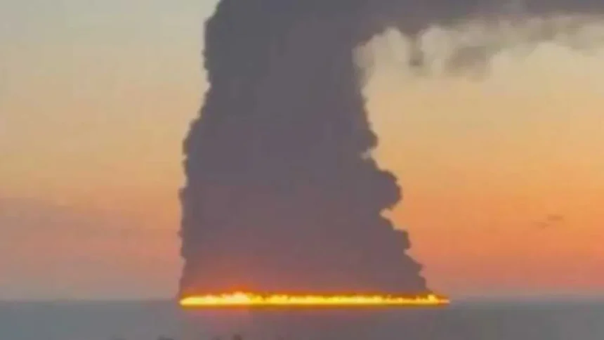 ucraina a lovit un petrolier in largul coastelor de sud ale rusiei incendiu urias si fum negru deasupra orasului soci 6ac59aa59a152