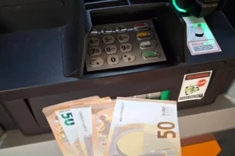 un student s a dus la banca si a cerut un imprumut s a trezit in cont cu o suma de 10 ori mai mare gestul sau ulterior a nascut dezbateri aprinse 6ad9d5810d2cf