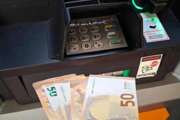 un student s a dus la banca si a cerut un imprumut s a trezit in cont cu o suma de 10 ori mai mare gestul sau ulterior a nascut dezbateri aprinse 6ad9d5810d2cf