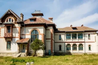 una dintre vechile resedinte boieresti ale moldovei se vinde castelul de aproape 300 de ani costa 750 000 de euro 6abee3ae20115