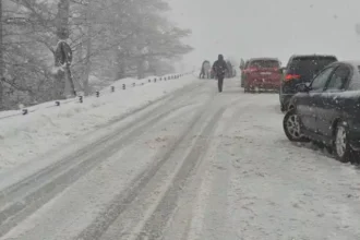 video a fost o noapte ca n decembrie in romania ninge abundent si se intervine cu utilajele de deszapezire 6ad1c26376b6c