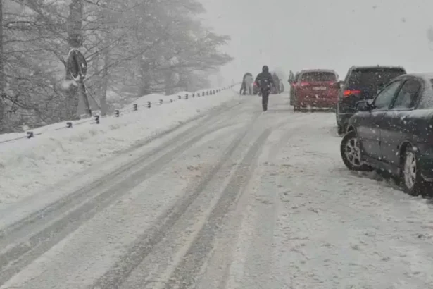 video a fost o noapte ca n decembrie in romania ninge abundent si se intervine cu utilajele de deszapezire 6ad1c26376b6c
