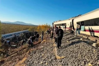 video accident feroviar grav in spania doua trenuri de mare viteza s au ciocnit iar vagoanele au sarit de pe sine numerosi raniti potrivit martorilor 6ae1be813ad0c