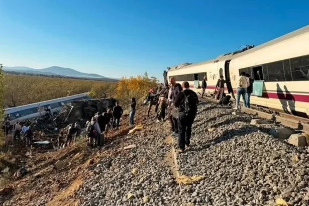video accident feroviar grav in spania doua trenuri de mare viteza s au ciocnit iar vagoanele au sarit de pe sine numerosi raniti potrivit martorilor 6ae1be813ad0c