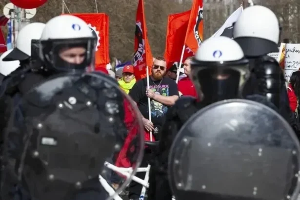 video chiar ca vestul e salbatic batai pe strazile din bruxelles intre politie si protestatari 6add3d601efcd