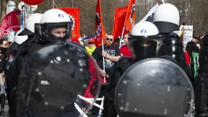 video chiar ca vestul e salbatic batai pe strazile din bruxelles intre politie si protestatari 6add3d601efcd