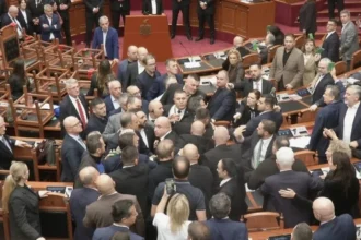 video confruntare fizica in parlamentul albaniei pe fondul protestelor violente deputatii s au imbrancit iar sedinta a fost suspendata 6ad9f1a17b775