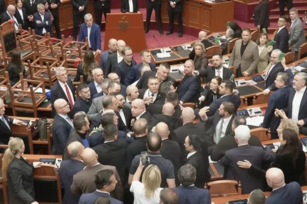video confruntare fizica in parlamentul albaniei pe fondul protestelor violente deputatii s au imbrancit iar sedinta a fost suspendata 6ad9f1a17b775