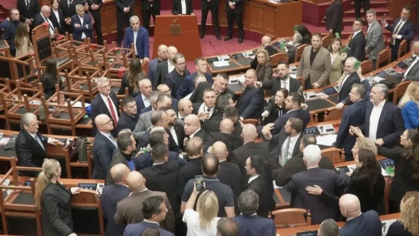 video confruntare fizica in parlamentul albaniei pe fondul protestelor violente deputatii s au imbrancit iar sedinta a fost suspendata 6ad9f1a17b775