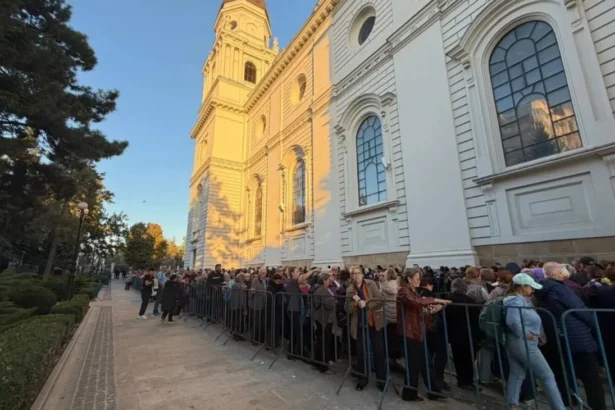 video foto mii de pelerini se afla la moastele sfintei cuvioase parascheva timpul de asteptare este de pana la 6 ore iar saptamana viitoare randul ar putea ajunge la cativa kilometri 6ac27935aa2af