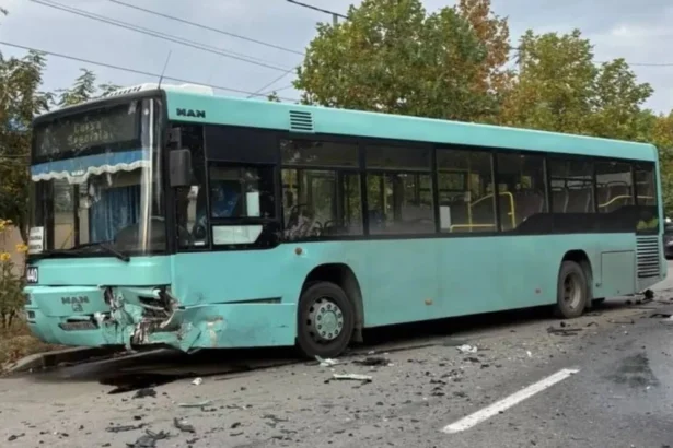 video foto update planul rosu de interventie activat la craiova dupa coliziunea dintre un autobuz si un autoturism 20 de persoane implicate o persoana a decedat 6ad1d0719468b