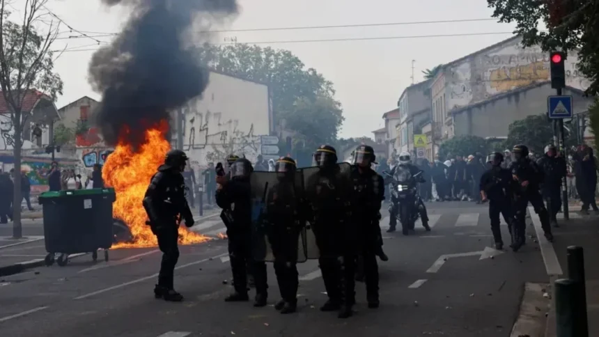 video franta inchide pana la 500 de scoli pe fondul protestelor studentesti zeci de cladiri au fost vandalizate 6ac33df591e2b