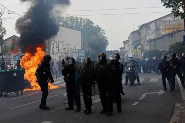 video haos pe strazile frantei 6 100 de arestari sute de raniti si gaze lacrimogene la protestele elevilor 6ac506fe023d3