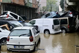 video istanbulul lovit de cele mai abundente ploi din ultimii 80 de ani trei morti masini luate de ape si zboruri anulate 6ad10b8119175