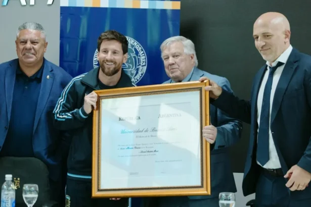 video lionel messi a primit titlul de doctor honoris causa al universitatii din buenos aires vedetele din toata lumea la meciul argentinianului 6ac55ed87dcfd