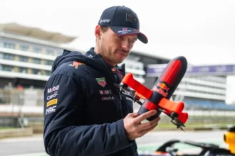 video mai rapid decat o masina de formula 1 obiectul ce prinde o viteza de 350 km h l a lasat masca pe max verstappen 6acdcdcbc467d