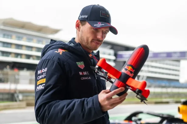video mai rapid decat o masina de formula 1 obiectul ce prinde o viteza de 350 km h l a lasat masca pe max verstappen 6acdcdcbc467d