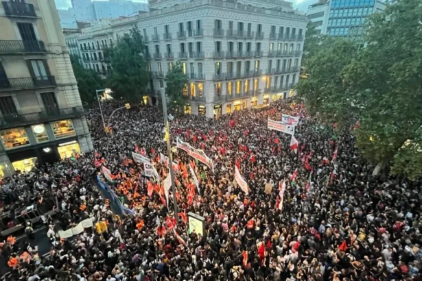 video mii de oameni au iesit in strada la barcelona pe fondul crizei locuintelor 6ac4c7c639bfb