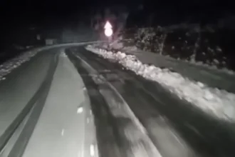 video ninge pe transfagarasan drumarii au scos utilajele si ii avertizeaza pe soferi nu plecati la drum fara sa va echipati pentru iarna 6ad119a1b60d0