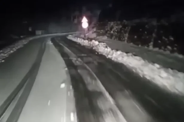 video ninge pe transfagarasan drumarii au scos utilajele si ii avertizeaza pe soferi nu plecati la drum fara sa va echipati pentru iarna 6ad119a1b60d0