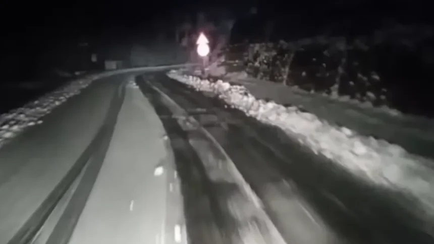 video ninge pe transfagarasan drumarii au scos utilajele si ii avertizeaza pe soferi nu plecati la drum fara sa va echipati pentru iarna 6ad119a1b60d0