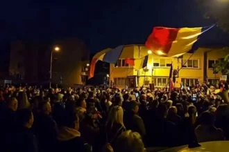 video protest pentru eliberarea lui calin georgescu aproximativ 1 000 de oameni sunt in fata sediului arestului central 6ac143dd3877c