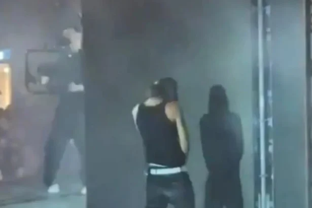 video trapperul ian adus la parchet dupa noaptea petrecuta in arest cantaretul a urinat pe scena in fata publicului 6ac38100f01e1