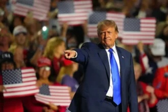 video trebuie sa tina regim donald trump a jignit o femeie in timpul unui miting protestatara purta un tricou cu mesajul publicati dosarele epstein 6ace14232809c