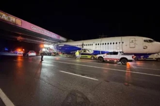video un avion de pasageri a ramas blocat sub pod unde trebuia sa ajunga aeronava 6ac8a0341a781