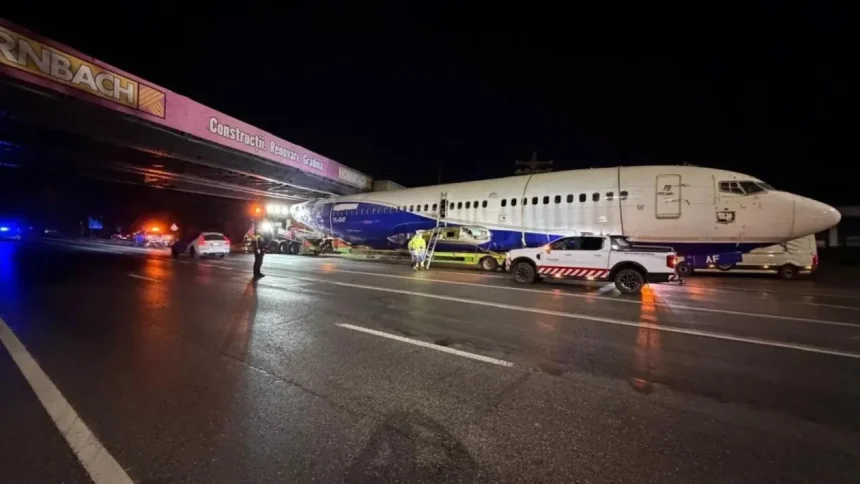 video un avion de pasageri a ramas blocat sub pod unde trebuia sa ajunga aeronava 6ac8a0341a781