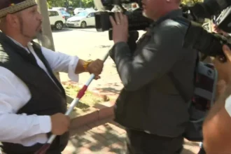 video un sustinator al lui calin georgescu a lovit doi jurnalisti la sediul diicot dacul a ajuns la politie si este cercetat 6ac3b59bbbeda