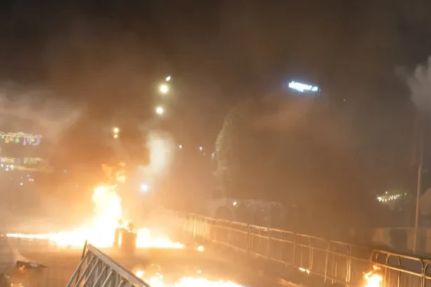 video violentele din albania se muta in parlamentul de la tirana 6ada29e09a1db