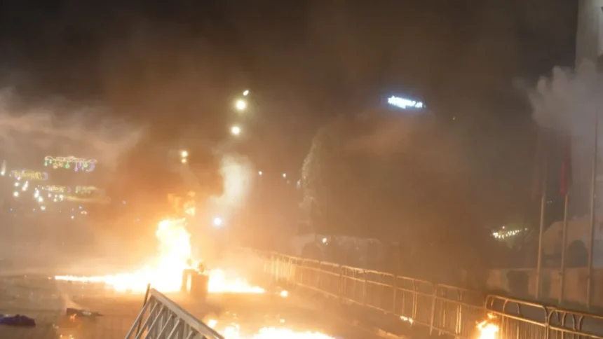 video violentele din albania se muta in parlamentul de la tirana 6ada29e09a1db