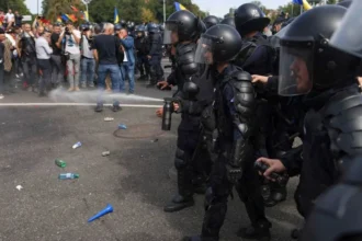 zece persoane au fost retinute in dosarul violentelor de la protestul fermierilor din piata victoriei perchezitii in bucuresti si 11 judete 6ac67f78c0ba2