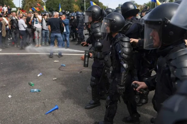zece persoane au fost retinute in dosarul violentelor de la protestul fermierilor din piata victoriei perchezitii in bucuresti si 11 judete 6ac67f78c0ba2